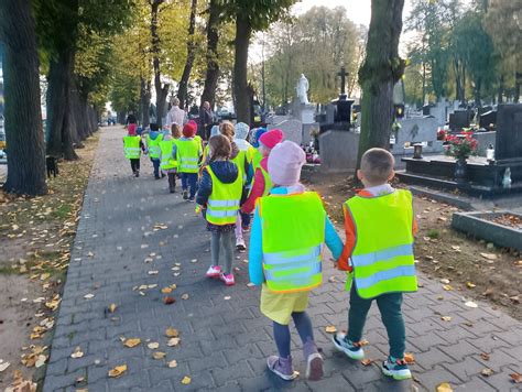 Wyj Cie Na Cmentarz Przedszkole Nr Kubu Puchatek W Ostrowie