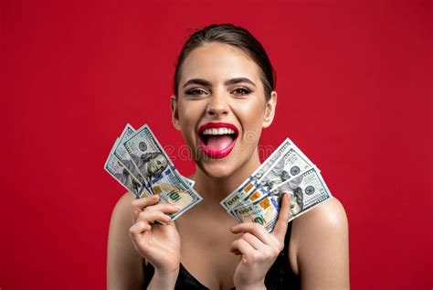 Mujer Con D Lares En La Mano Retrato Mujer Portando Billetes Ni A Con