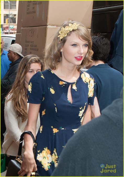 Taylor Swift Celebrates Earth Day With Flowers And Books Photo 666507