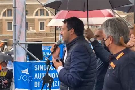 Salvini Senza Mascherina Sul Palco Della Polizia Penitenziaria Non