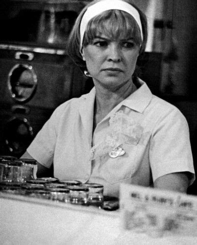 Ellen Burstyn 1974 for her role as Alice Hyatt in Alice Doesn't Live ...