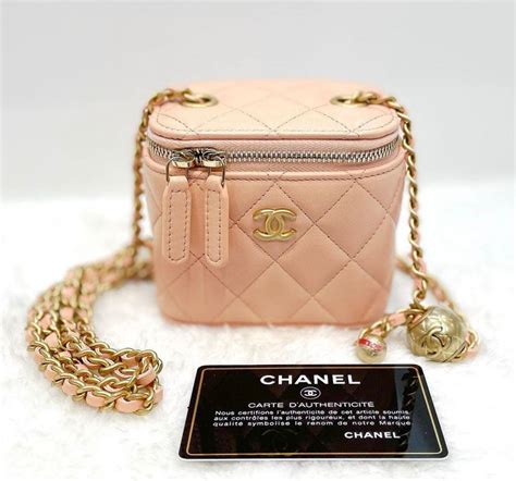 （香港現貨）chanel Mini Vanity Case 珊瑚色 小金球 方盒子 名牌 手袋及銀包 Carousell