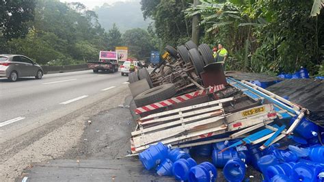 Acidente entre caminhão e carreta deixa dois feridos e interdita a