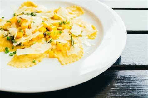 Massa de ravioli abóbora e queijo Foto Premium