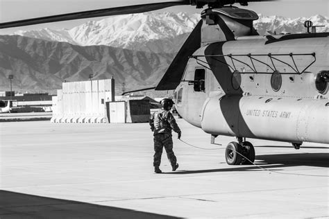 DVIDS - Images - Chinook Crew Chief [Image 6 of 9]