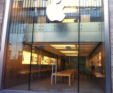 Apple Store Liverpool ONE Empty Ahead of Unrest [Updated] - MacRumors