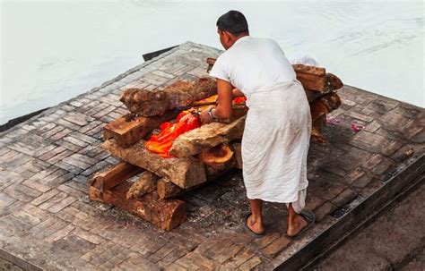 Hinducremationritualattheriverghat Uk Society Of Celebrants