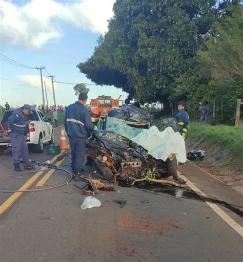 Duas pessoas morrem em acidente entre carro e caminhão na PR 567 CGN