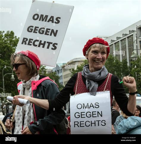 Oma Gegen Rechts Fotos Und Bildmaterial In Hoher Aufl Sung Alamy