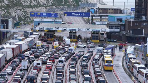 Verkehr Lange Wartezeiten für Busreisende am Hafen von Dover ZEIT ONLINE