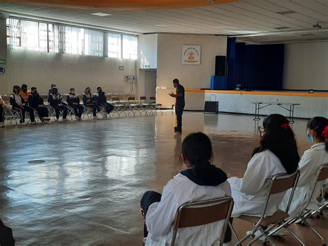 Elementos de la Policía Estatal visitan escuelas para informan a niñas