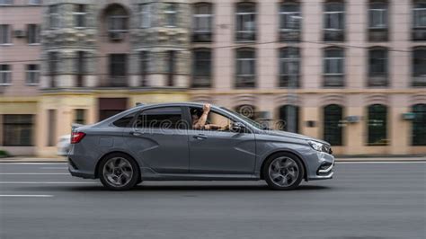 Lada Vesta En El Testdrive En La Autopista De La Ciudad Es Un Popular