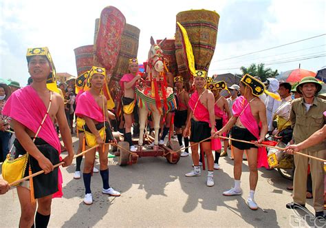 Giong festival in Phu Dong and Soc temples