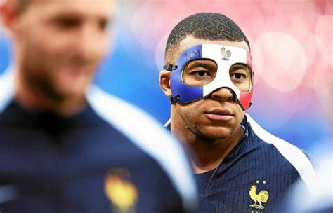 The Star Of The French Team Kylian Mbappé Trained With His Mask