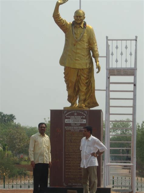 Bonthu Nagi Reddy's Blog: Bonthu Nagi Reddy Felicating Anna YSR Statue in Kadapa City.