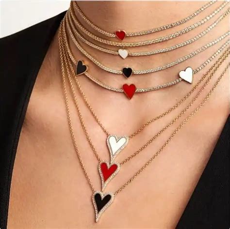 Collar con colgante en forma de corazón esmaltado rojo negro y blanco