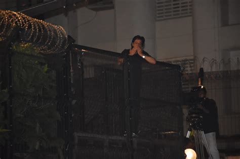 Shah Rukh Khan Celebrates 57th Birthday At Mannat Surrounded By His Die ...