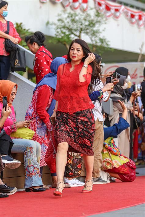 KEMERIAHAN PARADE KEBAYA NUSANTARA Kebaya Indonesia