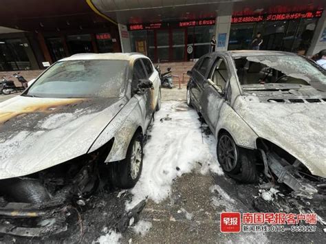 突发！南宁一汽车突然起火，旁边的车也被殃及汽车新浪财经新浪网