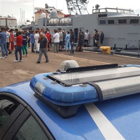 Sbarco Di Migranti Del Giugno A Crotone Fermati Scafisti