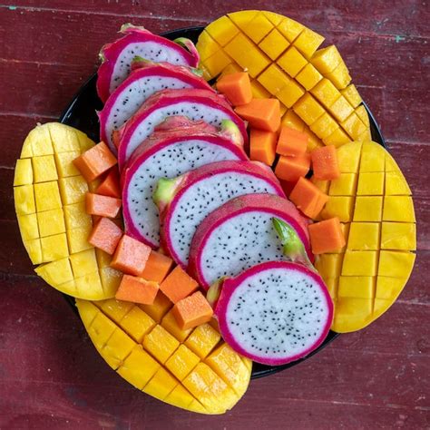 Surtido De Frutas Tropicales En Un Plato De Cerca Foto Premium