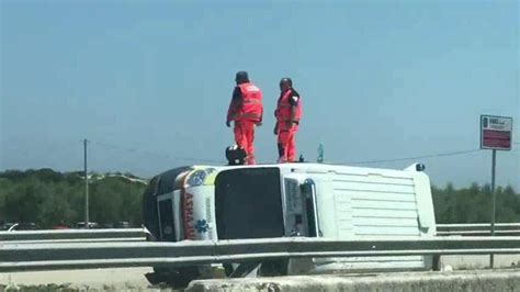 Ostuni L Ambulanza Si Ribalta Dopo Lo Scontro Con Un Auto Nessun