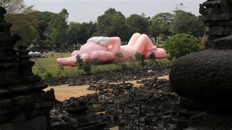 Patung Raksasa Kaws Mejeng Di Candi Prambanan