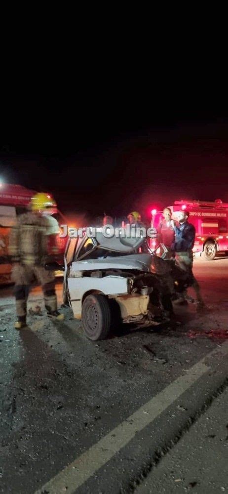 Jaru Colisão frontal entre carreta e Fiat Uno na BR 364 deixa uma