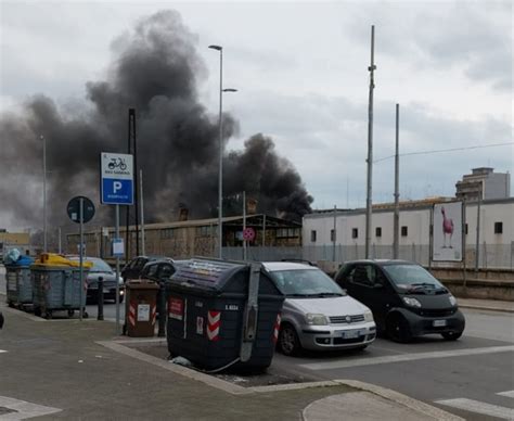 Incendio In Un Capannone Nei Pressi Della Stazione Di Bari