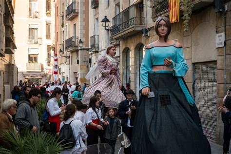 Cercavila Amb Capgrossos Geganters I Falcons Gigantes Y Cabezudos