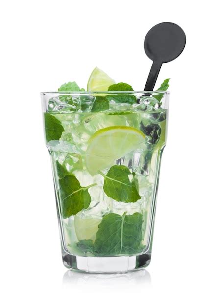 Copa de cóctel alcohólico de verano Mojito con cubitos de hielo menta