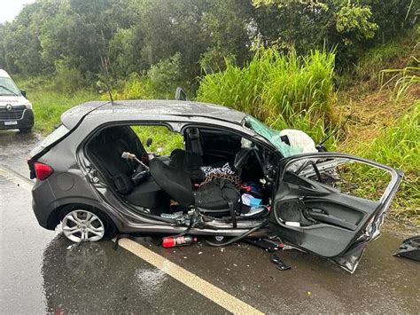 Criança e casal morrem em acidente entre dois carros no Paraná