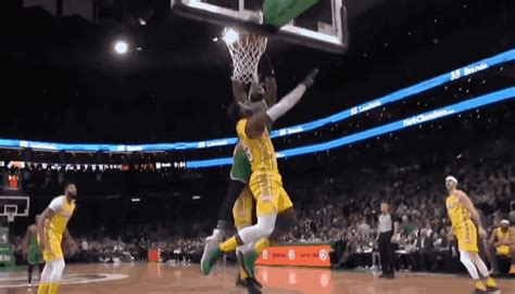 Nba Jaylen Brown A Calé Un énorme Dunk Sur Lebron James