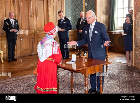 El Rey Carl Xvi Gustaf Y La Reina Silvia Presentan La Medalla Pr Ncipe