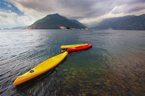 Kayaks En La Costa Del Mar Al Atardecer Barcos Rojos Y Amarillos En La