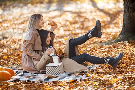 Duas Amigas Lindas Passando Tempo Em Uma Manta De Piquenique Na Grama