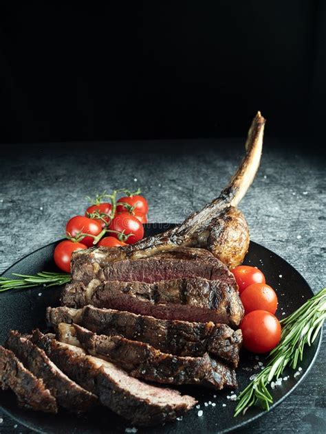 Bistec De Tomahawk A La Parrilla De Ternera Ribeye Irish Imagen De