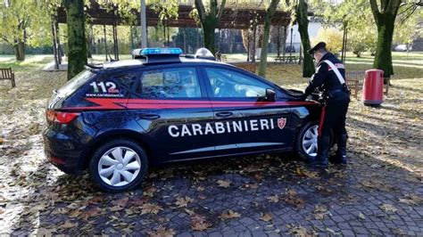 Tenta Il Suicidio Con I Gas Di Scarico Dell Auto Salvato In Extremis