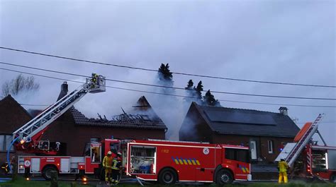 Une maison détruite par les flammes à Chapelle à Wattines