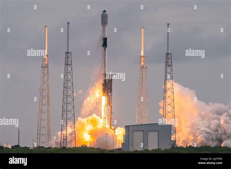 Une Fusée Falcon 9 Transportant 53 Satellites à Large Bande Starlink De