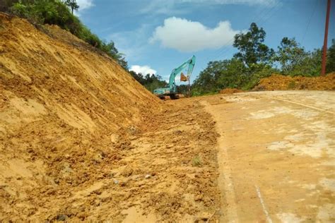 PUPR Sigap Tangani Longsoran Tanah Yang Timbun Ruas Jalan Kapuas Hulu