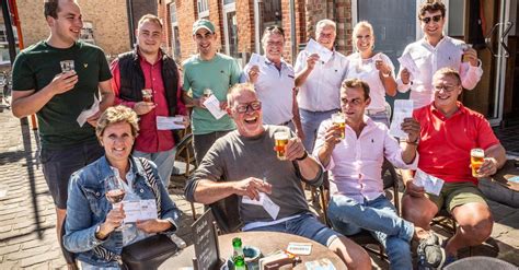 Terras café Den Blauwvoet bomvol kiezers krijgen gratis consumptie met