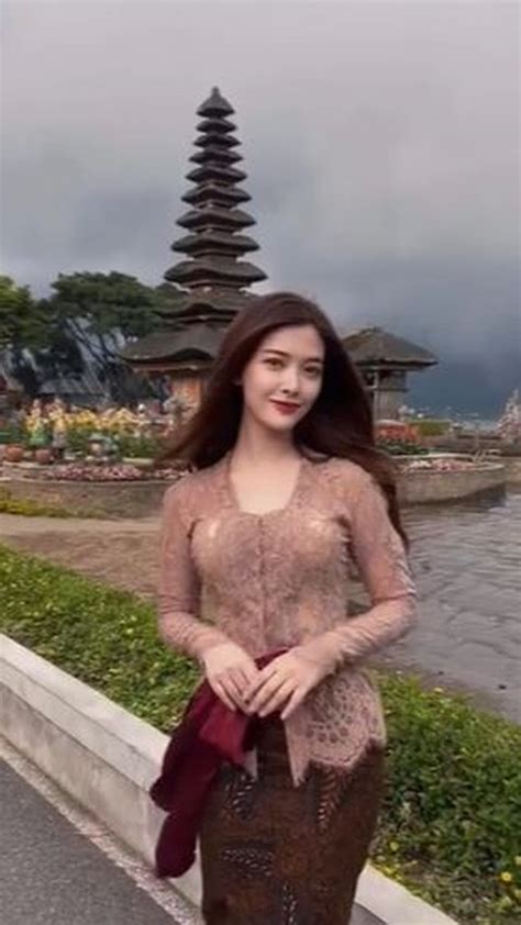 10 Potret Dara Sarasvati Viral Pakai Baju Adat Indonesia Paras