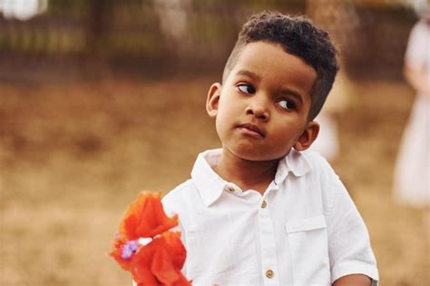 Mignon Petit Garçon Afro américain Est à La Ferme En été Tenant Une