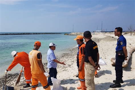 Petugas Terus Bersihkan Tumpahan Minyak Pertamina Di Kepulauan Seribu