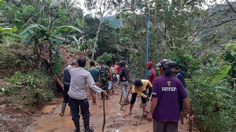 Bersama Warga TNI Polri Gotong Royong Bersihkan Akses Jalan Desa