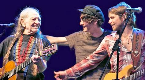 Willie Nelson And His Two Sons Perform Impromptu ‘Blue Eyes Crying In ...