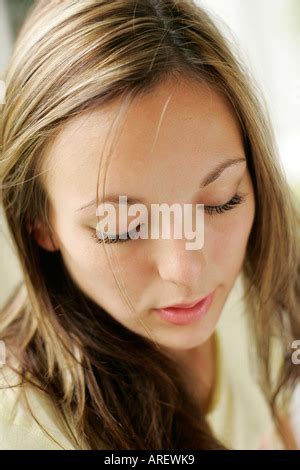 Eine Junge Blonde Behaarte Frau Teenager M Dchen Mit Brille Allein Allein Im Haus Uk