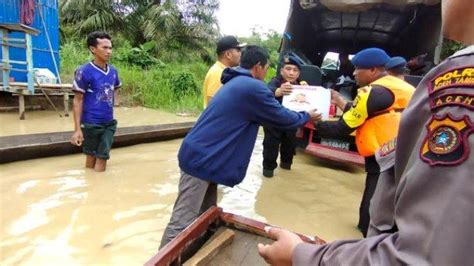 Brimob Polda Aceh Bantu Sembako Kepada Korban Banjir Aceh Tamiang