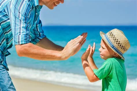 Manos De Un Padre Feliz Y Un Ni O A La Orilla Del Mar En Un Viaje De